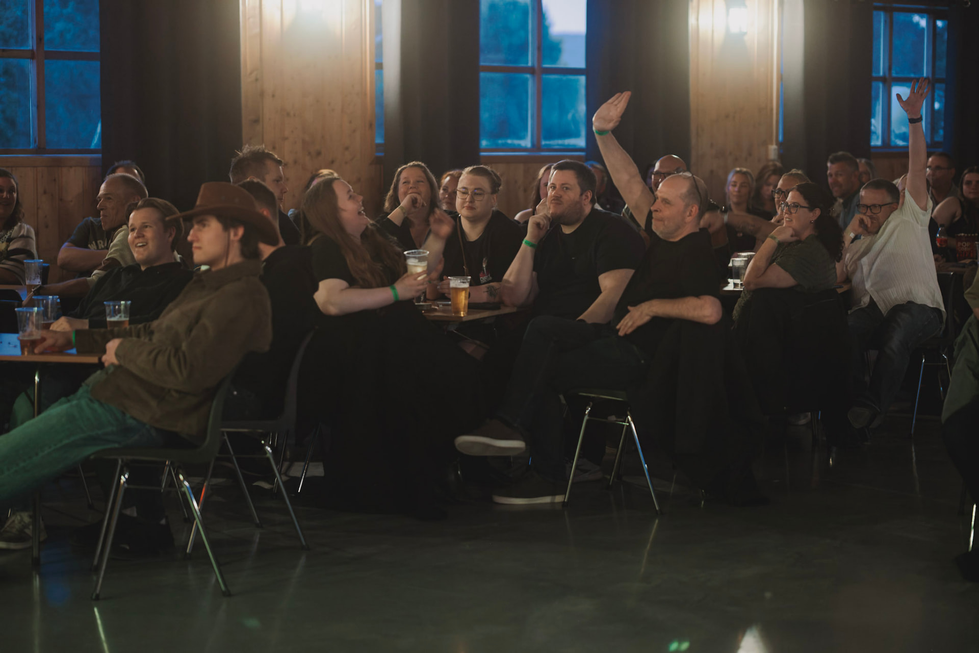 Folk samlet på lokal fest