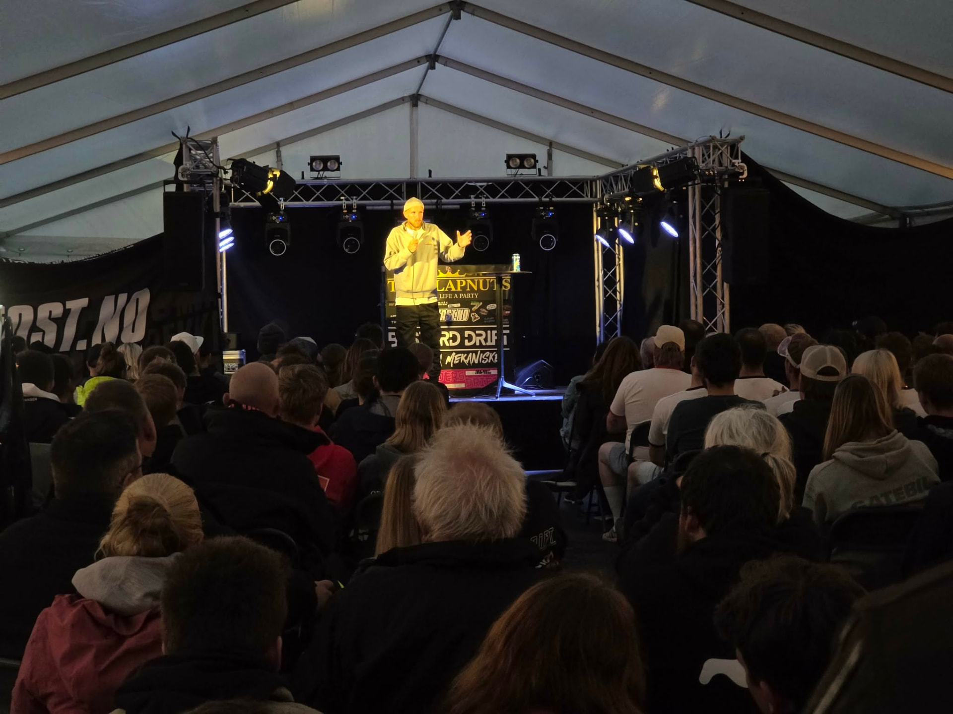 Standup for fullsatt telt
